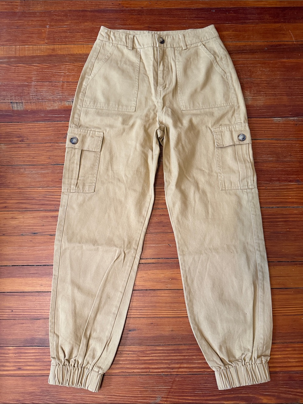 New with tags Women's Cargo Jogger Pants in Khaki size small